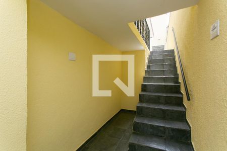 Escada - Entrada  de casa para alugar com 1 quarto, 40m² em Jardim Itapemirim, São Paulo