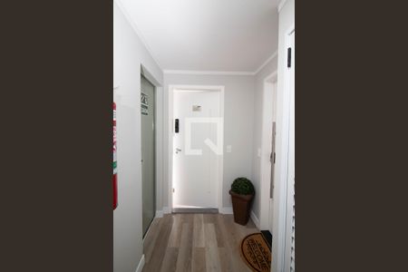 Hall de entrada de apartamento à venda com 2 quartos, 63m² em Jardim Flor da Montanha, Guarulhos