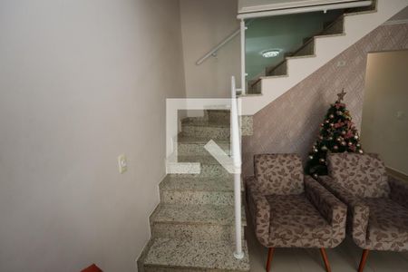 SALA TV / ESCADA de casa para alugar com 2 quartos, 220m² em Parque Novo Oratório, Santo André