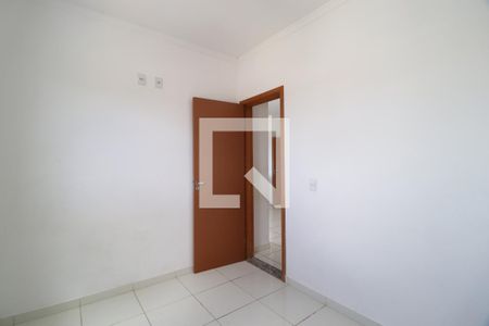 Quarto 2 de apartamento para alugar com 2 quartos, 50m² em Dona Zulmira, Uberlândia