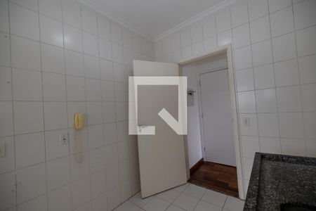 Cozinha de apartamento para alugar com 2 quartos, 55m² em Jardim Tupanci, Barueri