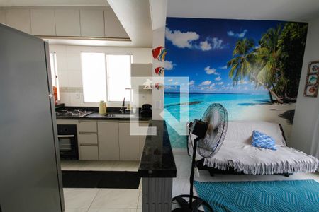 Sala de casa de condomínio para alugar com 2 quartos, 61m² em Maracanã, Praia Grande
