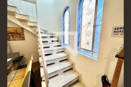 Escada de casa à venda com 5 quartos, 124m² em Santa Teresinha, São Paulo