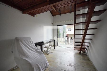 Sala de casa de condomínio para alugar com 3 quartos, 120m² em Roçado, São José