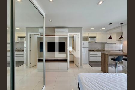 Quarto/Sala de kitnet/studio para alugar com 0 quarto, 33m² em Itaim Bibi, São Paulo