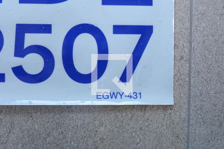 Placa instalada no vidro frontal do prédio - código da placa: EGWY - 431 de apartamento à venda com 2 quartos, 36m² em Cidade Antônio Estêvão de Carvalho, São Paulo