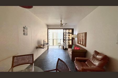 Sala de apartamento para alugar com 2 quartos, 80m² em P. Pitangueiras, Guarujá