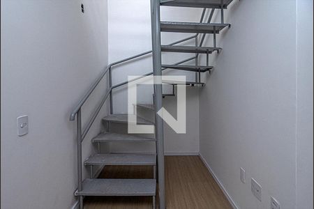 acesso para o piso superior_1 de apartamento para alugar com 1 quarto, 63m² em Vila Santo Estefano, São Paulo