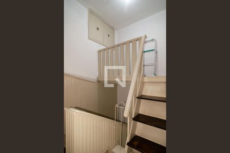 Escada de apartamento para alugar com 2 quartos, 80m² em Bela Vista, São Paulo