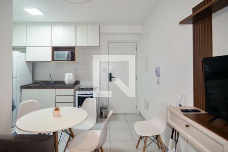 Sala / Cozinha de apartamento para alugar com 2 quartos, 39m² em Consolação, São Paulo