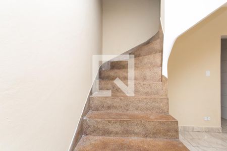 Escada  de casa para alugar com 2 quartos, 73m² em Jardim das Camelias, São Paulo