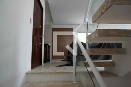 Acesso ao piso superior de casa de condomínio para alugar com 2 quartos, 248m² em Suru, Barueri