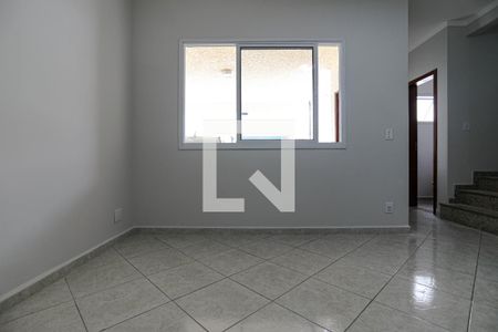 Sala de casa de condomínio para alugar com 2 quartos, 120m² em Vila Oliveira, Mogi das Cruzes