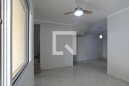 Sala de casa de condomínio para alugar com 2 quartos, 120m² em Vila Oliveira, Mogi das Cruzes