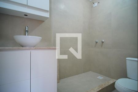 Banheiro da Suíte Americana de casa de condomínio à venda com 3 quartos, 86m² em Jardim Itu, Porto Alegre