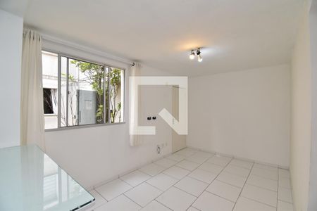 Sala de apartamento para alugar com 2 quartos, 47m² em Santa Cândida, Curitiba