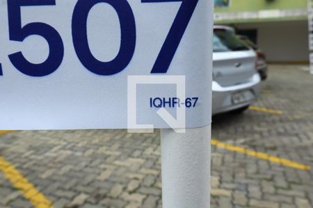 Plaquinha instalada de apartamento para alugar com 2 quartos, 80m² em Piatã, Salvador