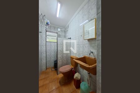Banheiro  de kitnet/studio para alugar com 1 quarto, 30m² em Canto do Forte, Praia Grande
