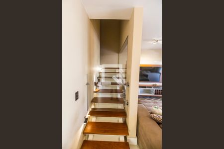 Escada de casa de condomínio à venda com 3 quartos, 180m² em Residencial Tambore Iii, Santana de Parnaíba