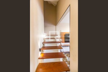 Escada de casa de condomínio à venda com 3 quartos, 180m² em Residencial Tambore Iii, Santana de Parnaíba