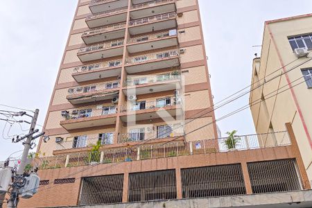 Fachado do condomínio com placa de apartamento para alugar com 2 quartos, 80m² em Méier, Rio de Janeiro
