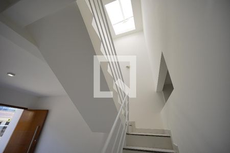 escada para dormitórios de casa para alugar com 2 quartos, 107m² em Ingleses do Rio Vermelho, Florianópolis