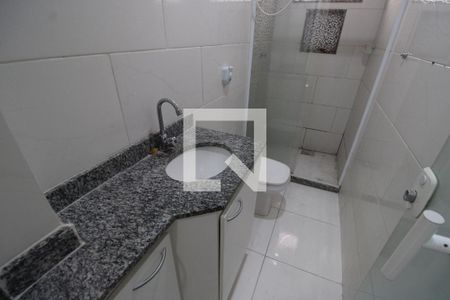 Banheiro de kitnet/studio para alugar com 1 quarto, 55m² em Curicica, Rio de Janeiro
