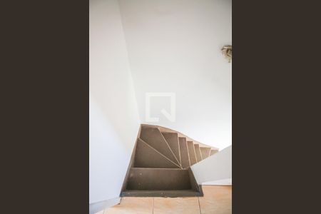 Escada de casa para alugar com 2 quartos, 77m² em Campo Limpo, São Paulo