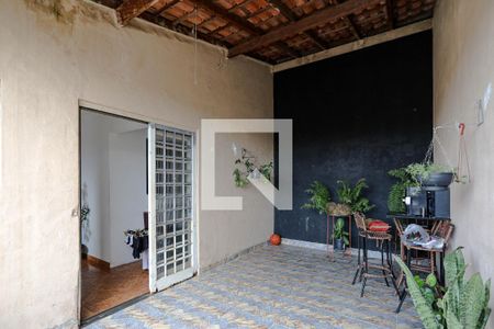 Entrada de casa para alugar com 3 quartos, 99m² em Jardim Aracy, Mogi das Cruzes
