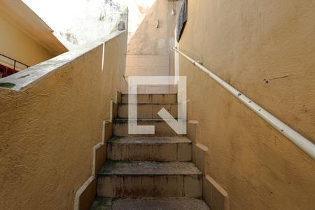 Escada de casa para alugar com 3 quartos, 99m² em Jardim Aracy, Mogi das Cruzes