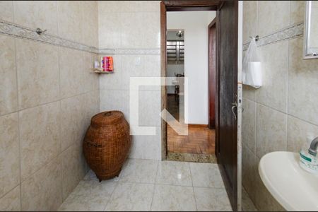 Casa à venda com 353m², 3 quartos e 2 vagasBanheiro social