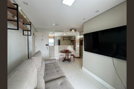 Sala de apartamento para alugar com 2 quartos, 60m² em Jardim Tupanci, Barueri