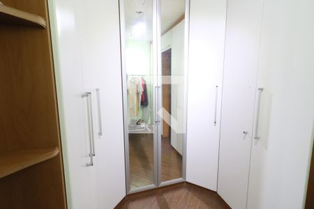 Closet da suíte 1 de casa para alugar com 3 quartos, 350m² em São Pedro, Osasco