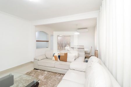 Sala de casa à venda com 3 quartos, 215m² em Vila Carmosina, São Paulo