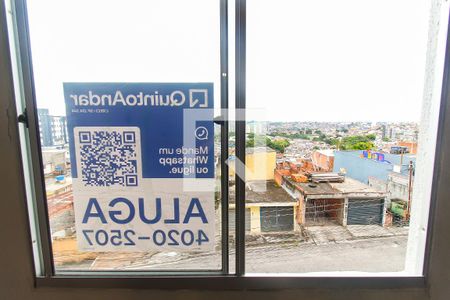 Placa na janela de apartamento para alugar com 2 quartos, 42m² em Núcleo Lageado, São Paulo