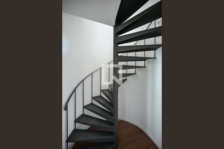 Escada de apartamento para alugar com 1 quarto, 58m² em Vila Suzana, São Paulo