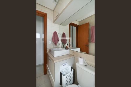 Banheiro da Suíte de apartamento para alugar com 3 quartos, 84m² em Passo D’areia, Porto Alegre