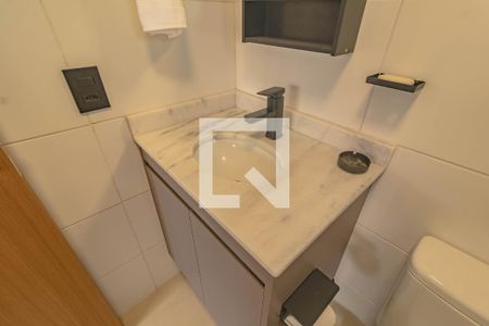 Banheiro social de kitnet/studio para alugar com 1 quarto, 26m² em São Judas, São Paulo