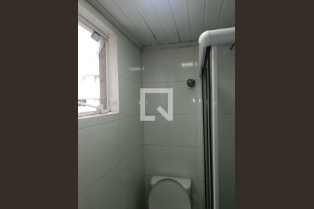 Banheiro de kitnet/studio para alugar com 1 quarto, 30m² em Centro, Curitiba