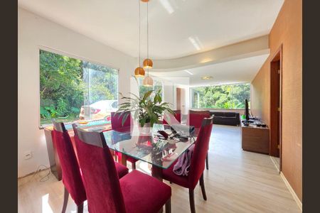 Sala de casa de condomínio para alugar com 4 quartos, 290m² em Retiro do Chale, Brumadinho
