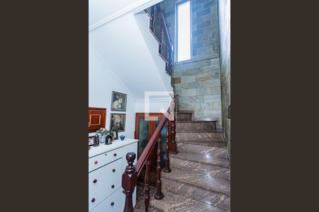 Escada de casa para alugar com 3 quartos, 120m² em Jardim Regina, São Paulo