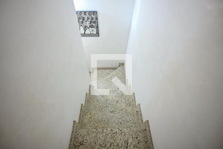 Escada de casa de condomínio para alugar com 3 quartos, 158m² em Jardim Taboao, São Paulo