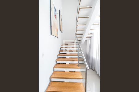 Escada de casa de condomínio à venda com 4 quartos, 320m² em Parque Sinai, Santana de Parnaíba