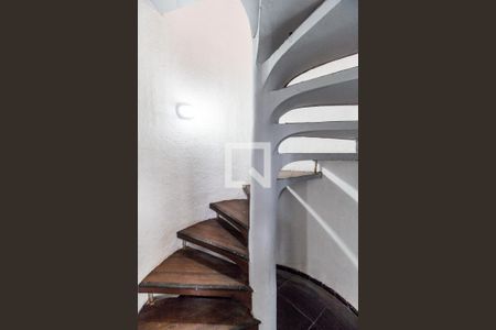 Escada de casa de condomínio para alugar com 4 quartos, 350m² em Residencial Onze (alphaville), Santana de Parnaíba