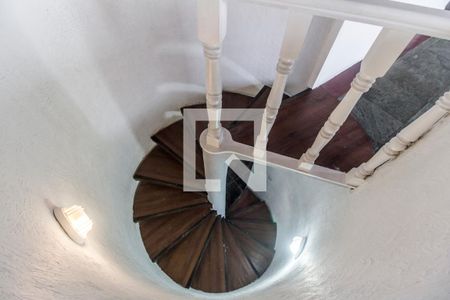 Escada de casa de condomínio para alugar com 4 quartos, 350m² em Residencial Onze (alphaville), Santana de Parnaíba