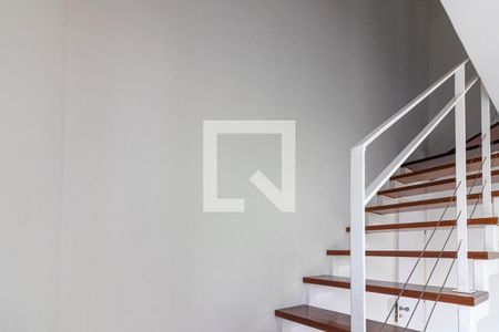 Escada de apartamento para alugar com 2 quartos, 70m² em Moema, São Paulo