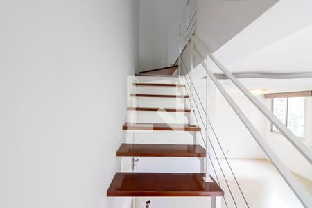 Escada de apartamento para alugar com 2 quartos, 70m² em Moema, São Paulo