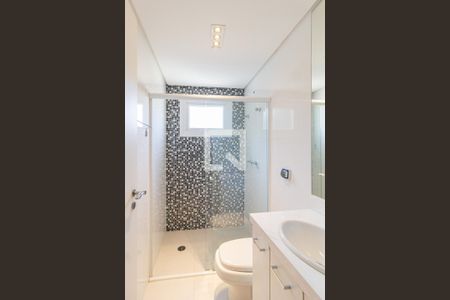 Banheiro da suíte 1 de casa de condomínio para alugar com 4 quartos, 494m² em Pousada dos Bandeirantes, Carapicuíba