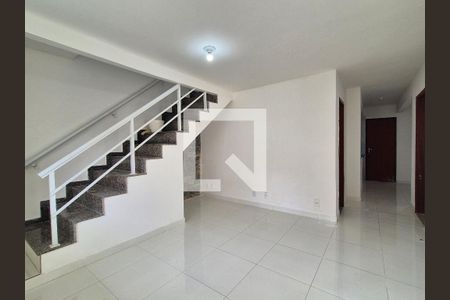 Sala  de casa de condomínio para alugar com 4 quartos, 136m² em Recreio dos Bandeirantes, Rio de Janeiro