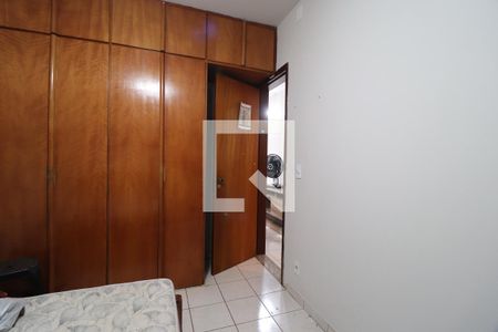 Quarto 1 de apartamento para alugar com 2 quartos, 45m² em Dona Zulmira, Uberlândia